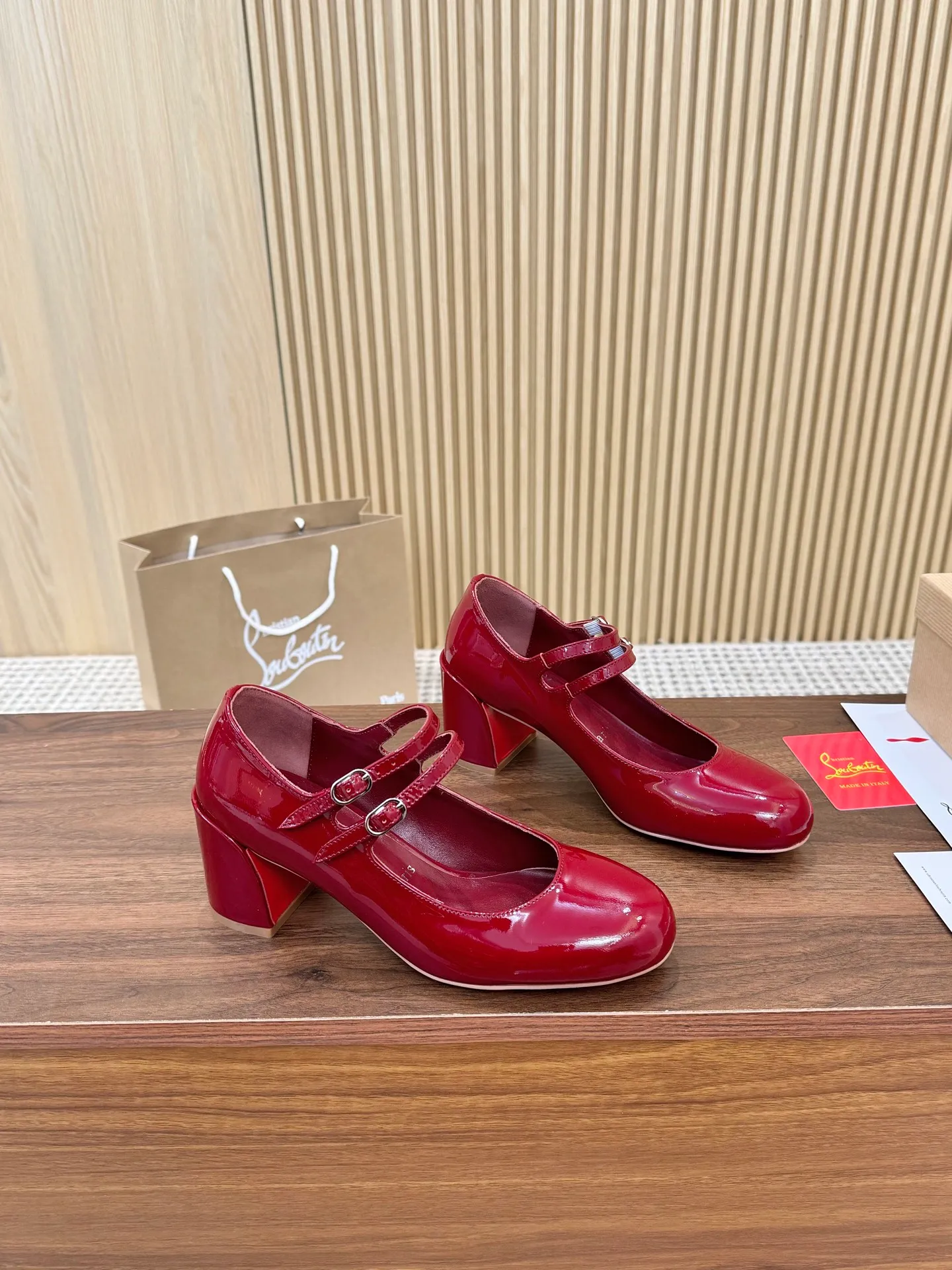 👟👟Ex-factory price 660👟👟 Christian Louboutin CL👠 "Patent Leather Series" Noble and luxurious, real blingbling✨ Real materials, all customized by the pattern maker, and the materials are made of original customized materials to achieve the taste of the original. 6 color options💍Upper: imported 👉cow patent leather💪 Inner: sheepskin feet/lining Size: 34-40.41.42 Heel height: 6.5cm Genuine leather sole